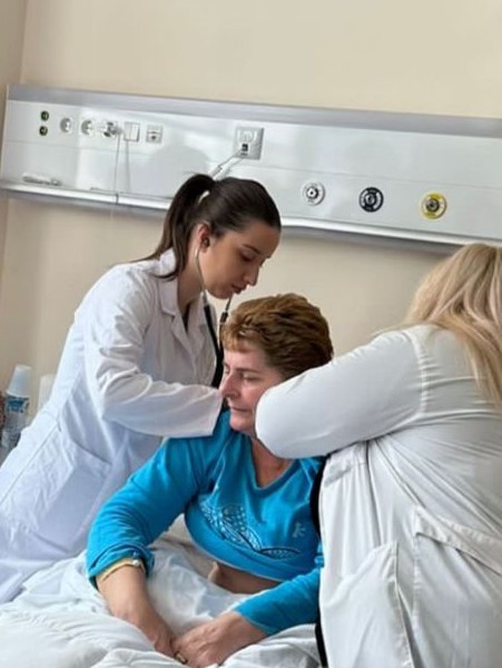 Atlinas Tochter Selena studiert Medizin um anderen Menschen zu helfen.